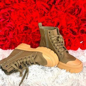 Lug sole fabric combat boots- size 8w